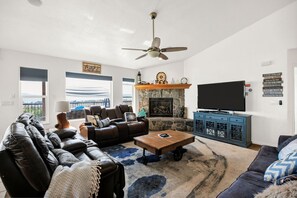 Fernseher, Kamin, Tischfußball, Tischtennisplatte