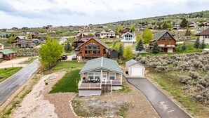 A residential area with houses, a driveway, and a grassy area. - Juuust Right - Gorgeous view, 5 mins from the lake (Garden City)