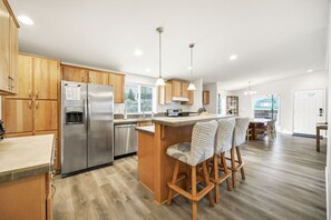 Jääkaappi, mikroaaltouuni, uuni, liesi