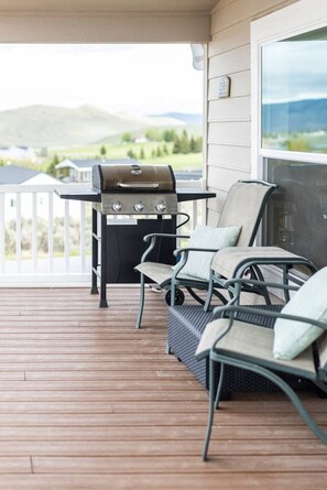 Property grounds - Juuust Right - Gorgeous view, 5 mins from the lake (Garden City)