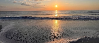 Vacation Vibes! Close to beaches, pools, walk to golf and waterfront bars.