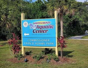 Placa do North County Aquatic Center com uma seta apontando para a esquerda.