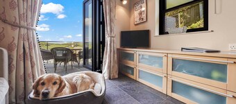 Charming 3-bed with stunning estuary views.