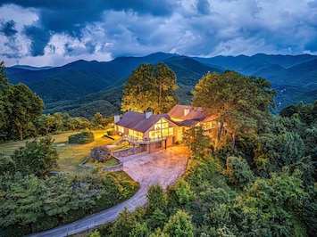 Exterior Retreat: Majestic mountain views from this stunning home, perfect for your unforgettable getaway!