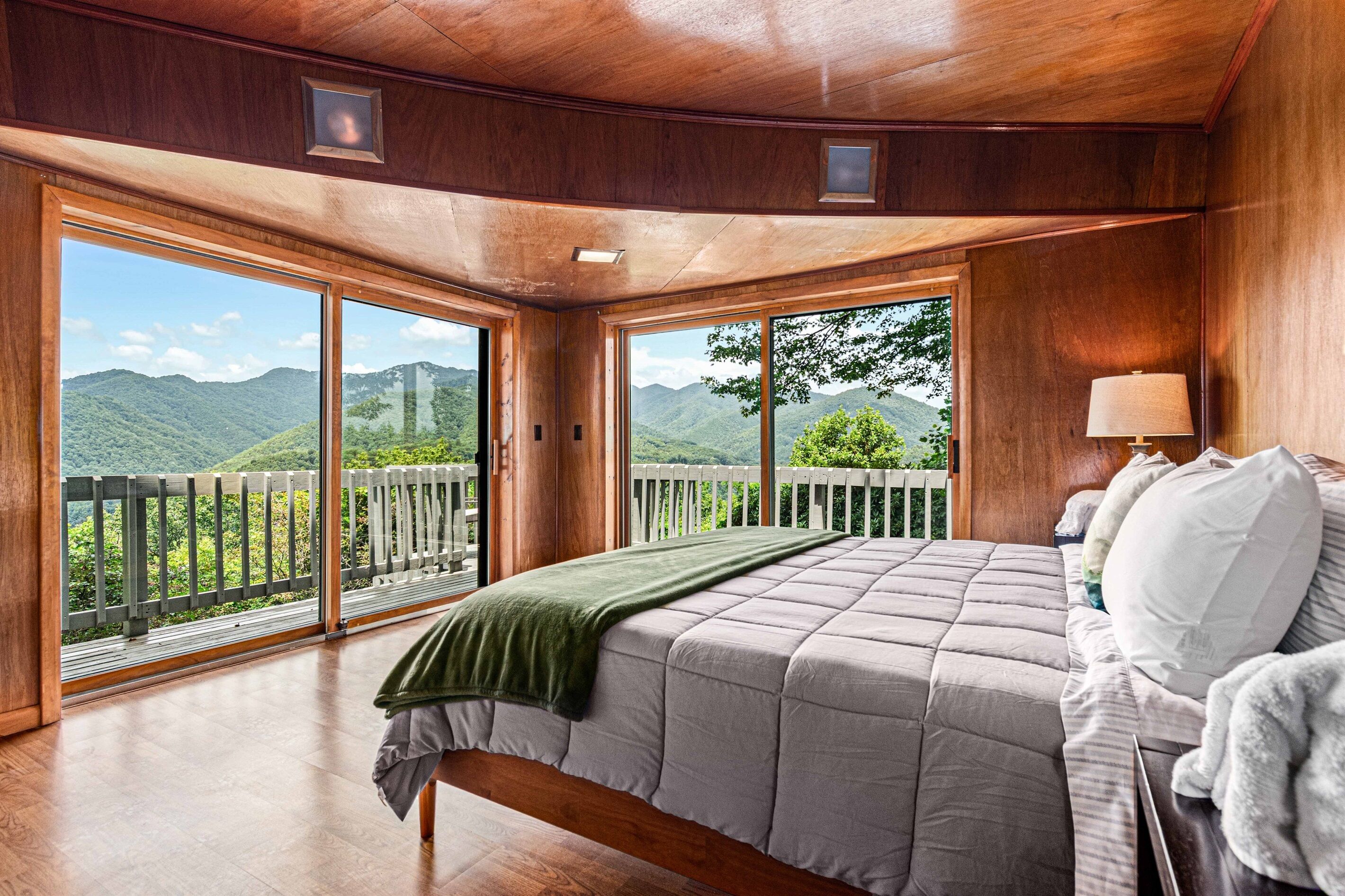 5 多间卧室、办公桌、熨斗/熨衣板、旅行婴儿床