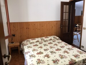 2 slaapkamers, een strijkplank/strijkijzer, wifi, beddengoed