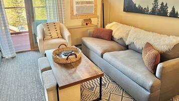 Smart TV, chimenea y tenis de mesa