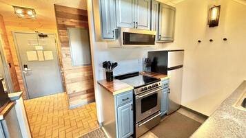 Een koelkast, een magnetron, een oven, een kookplaat