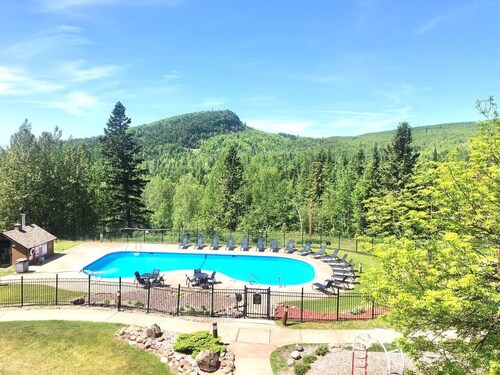 Moose Mtn Retreat Ski-in out Condo Pool Hot Tub Fire Pits