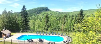 Moose Mtn Retreat Ski-in out Condo Pool Hot Tub Fire Pits