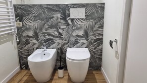 Haartrockner, Bidet, Handtücher, Seife