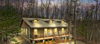 Modern cabin 4 min from Smoky Mountains, Lake in the Sky access  3 BR 2 bath