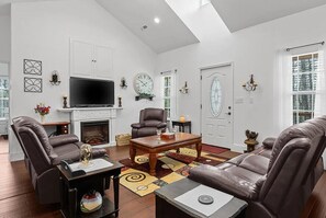 Smart TV, chimenea, libros y estéreo