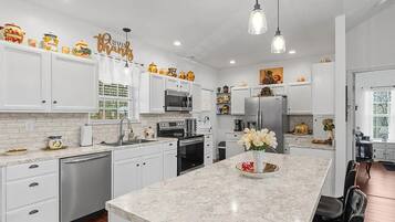 Frigorifero, microonde, forno, piano cottura