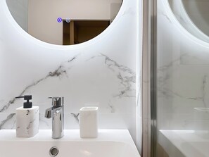 Towels, soap, toilet paper - Cocooning studio in an elegant setting in Sanary sur Mer A stone's throw from the beaches (Sanary-sur-Mer)