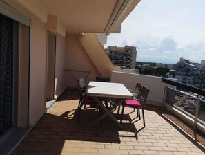 تناول الطعام بالخارج