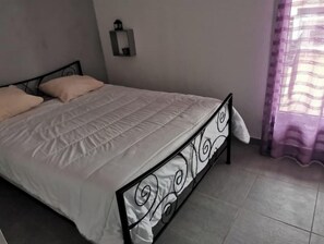 1 chambre, fer et planche à repasser, draps fournis
