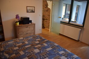4 bedrooms, travel crib, free WiFi, bed sheets
