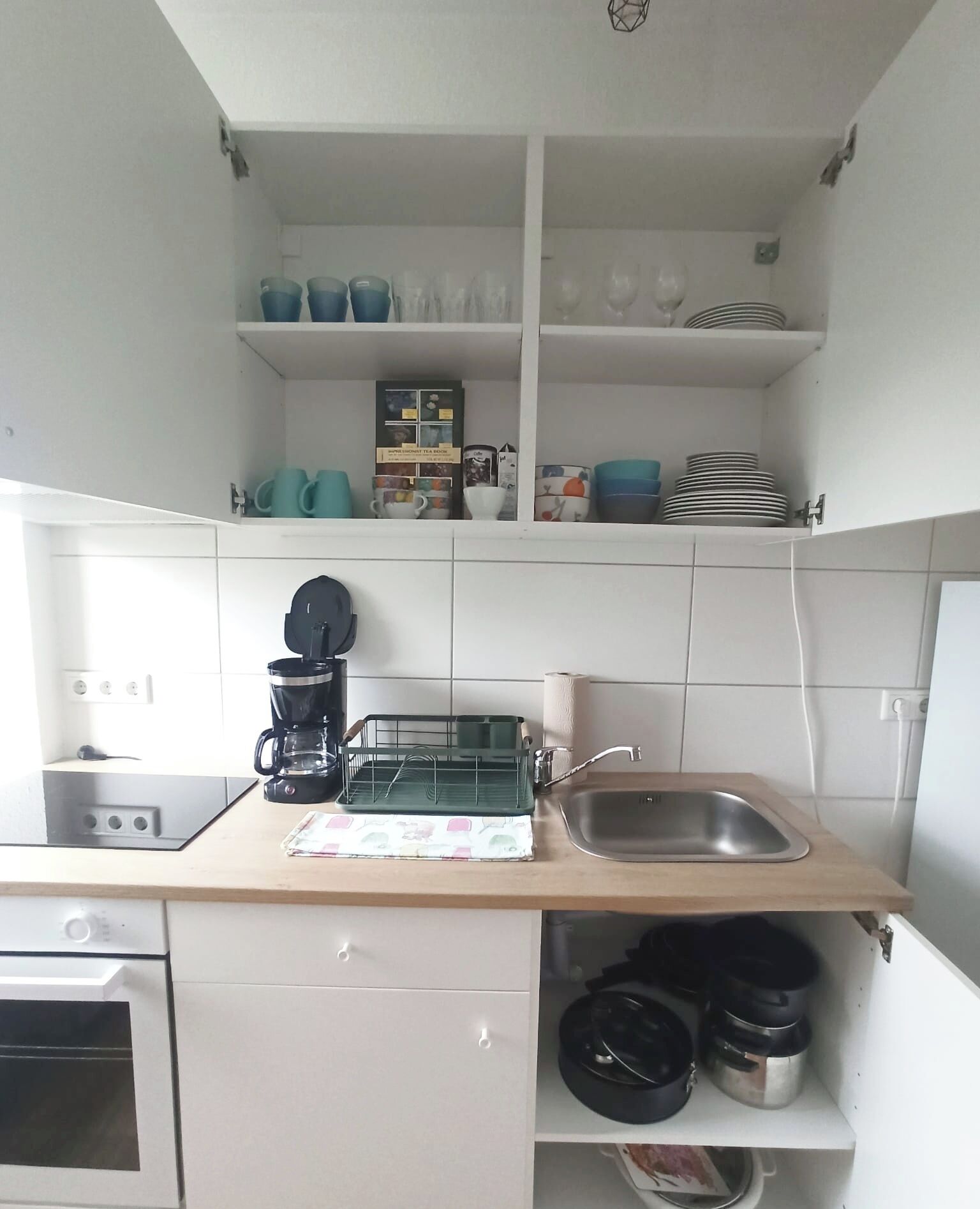 Een koelkast, een oven, een kookplaat, een koffiezetapparaat/waterkoker