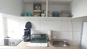 Kaffetrakter/tekoker, kjøleskap, ovn og kokeplater