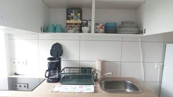 Kühlschrank, Ofen, Herdplatte, Wasserkocher mit Kaffee-/Teezubehör