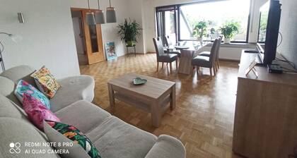 Gemütliche Ferienwohnung mit großer Dachterrasse in gehobener Wohngegend.