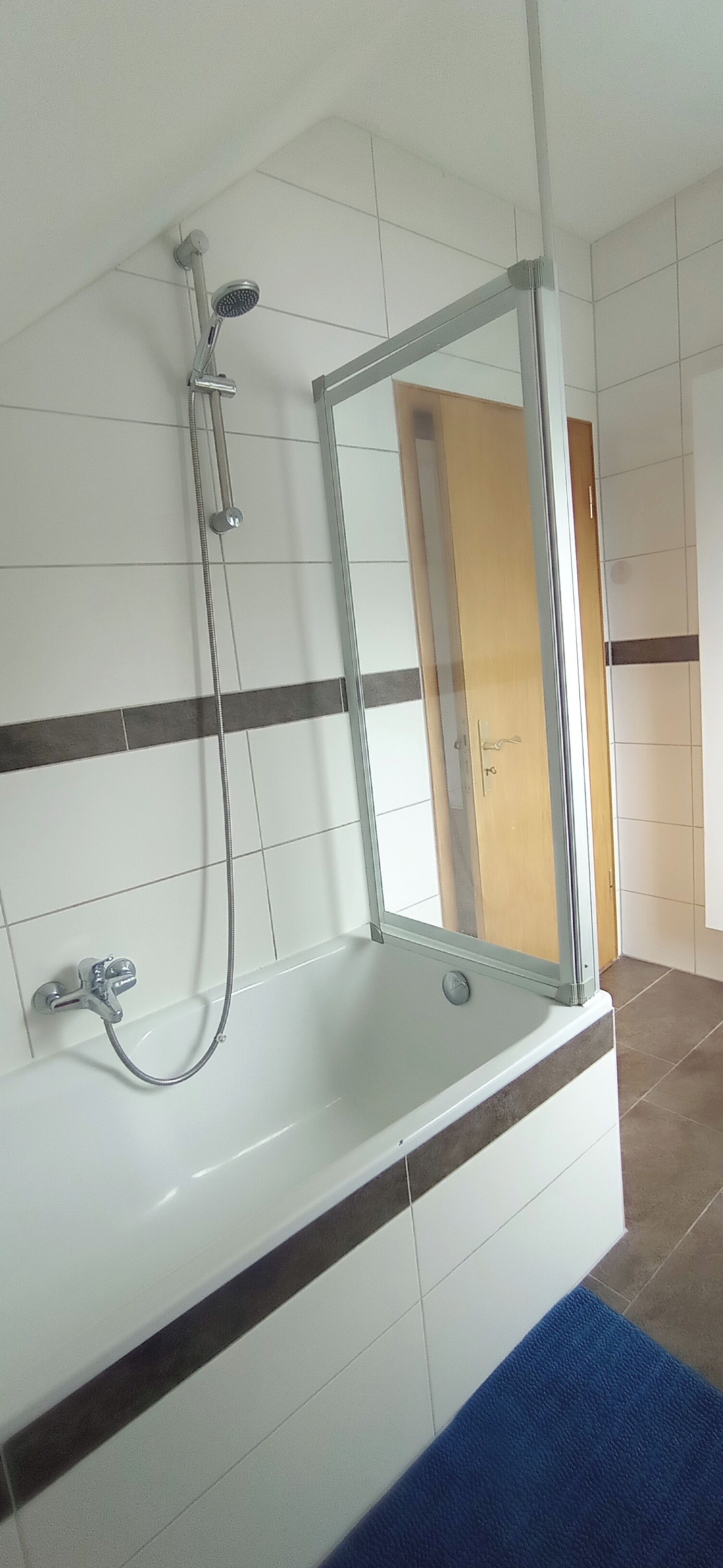 Haartrockner, Handtücher, Seife, Toilettenpapier