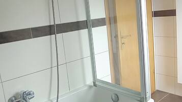 Haartrockner, Handtücher, Seife, Toilettenpapier