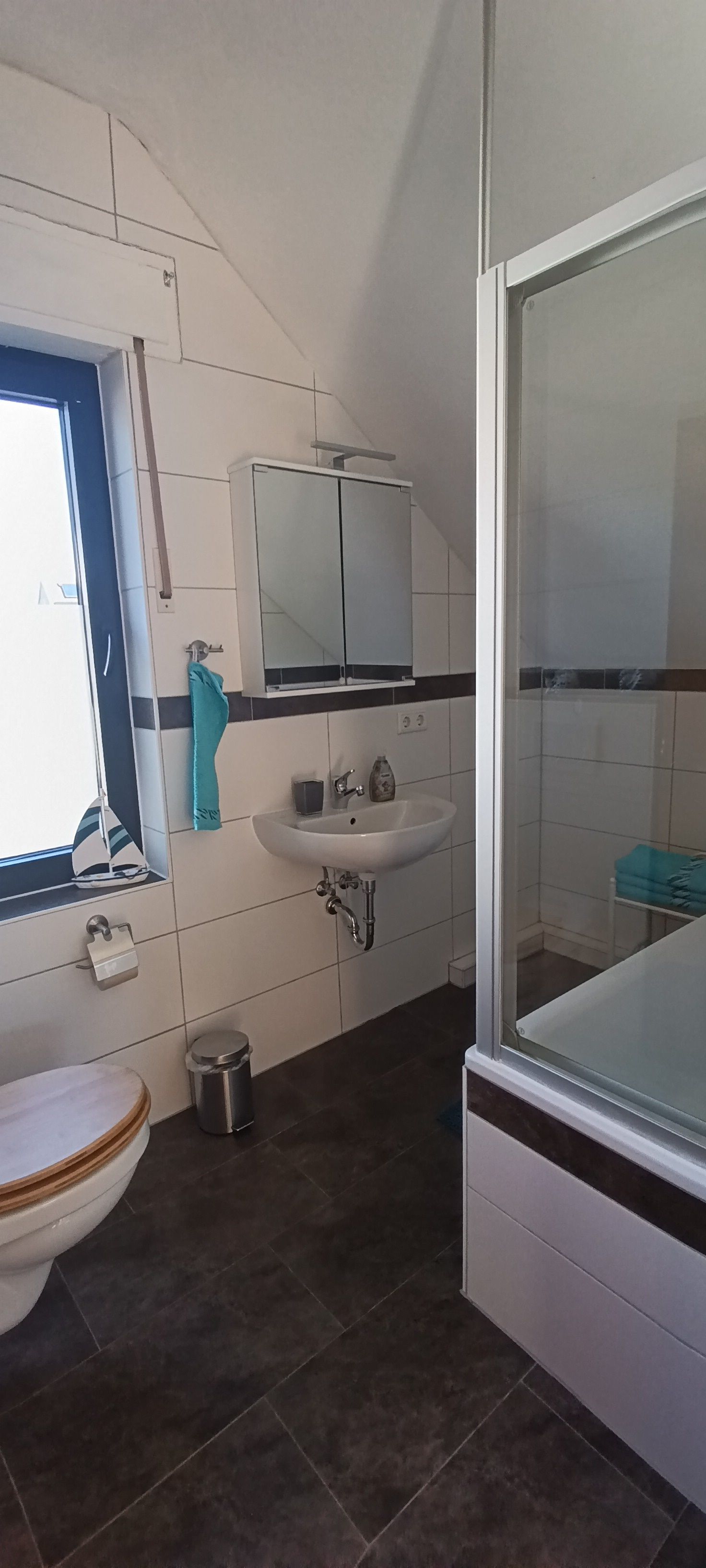Un bagno con WC, lavandino e specchio.