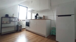 Kaffetrakter/tekoker, kjøleskap, ovn og kokeplater