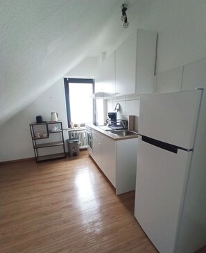 Refrigerador, horno, placa de cocina, cafetera/tetera