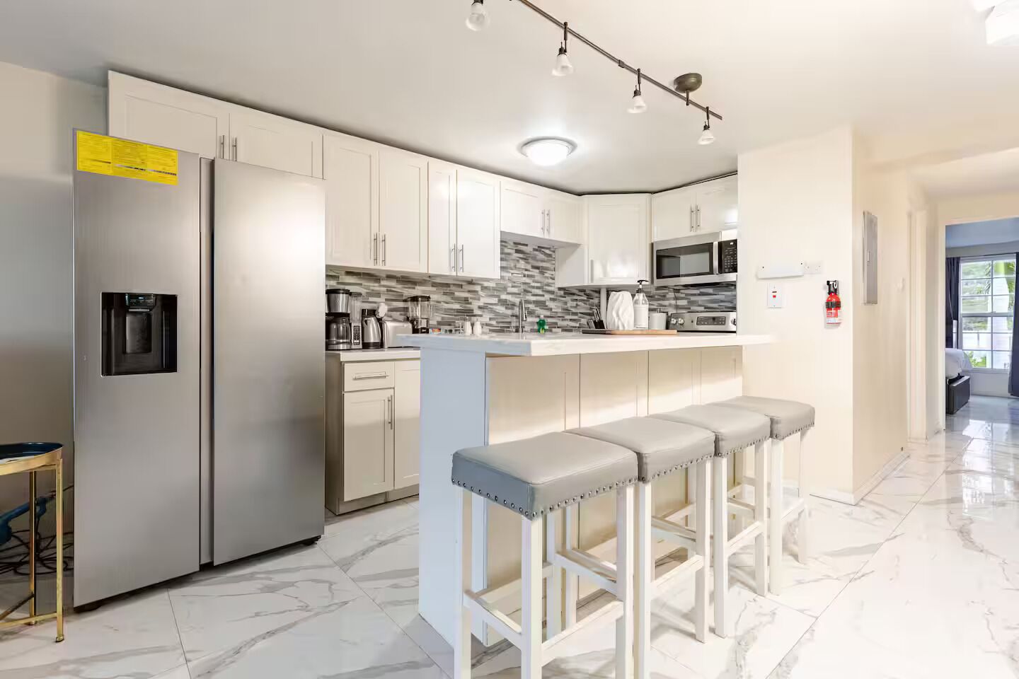 Réfrigérateur, micro-ondes, four, plaque de cuisson