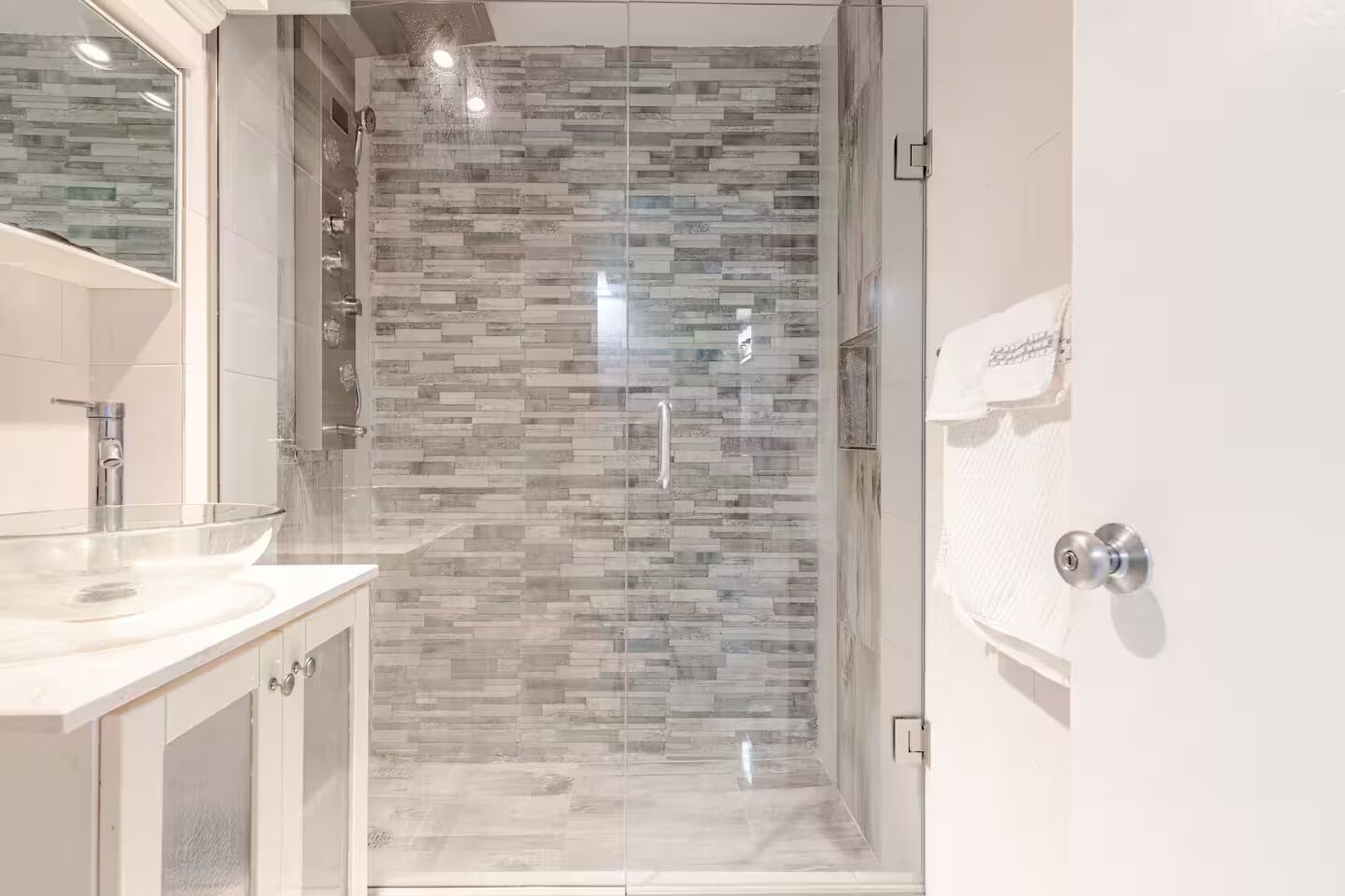 Douche, sèche-cheveux, serviettes fournies, savon