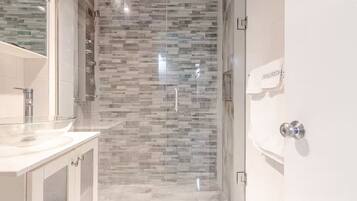 Douche, sĂšche-cheveux, serviettes fournies, savon