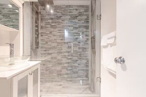 Douche, sèche-cheveux, serviettes fournies, savon