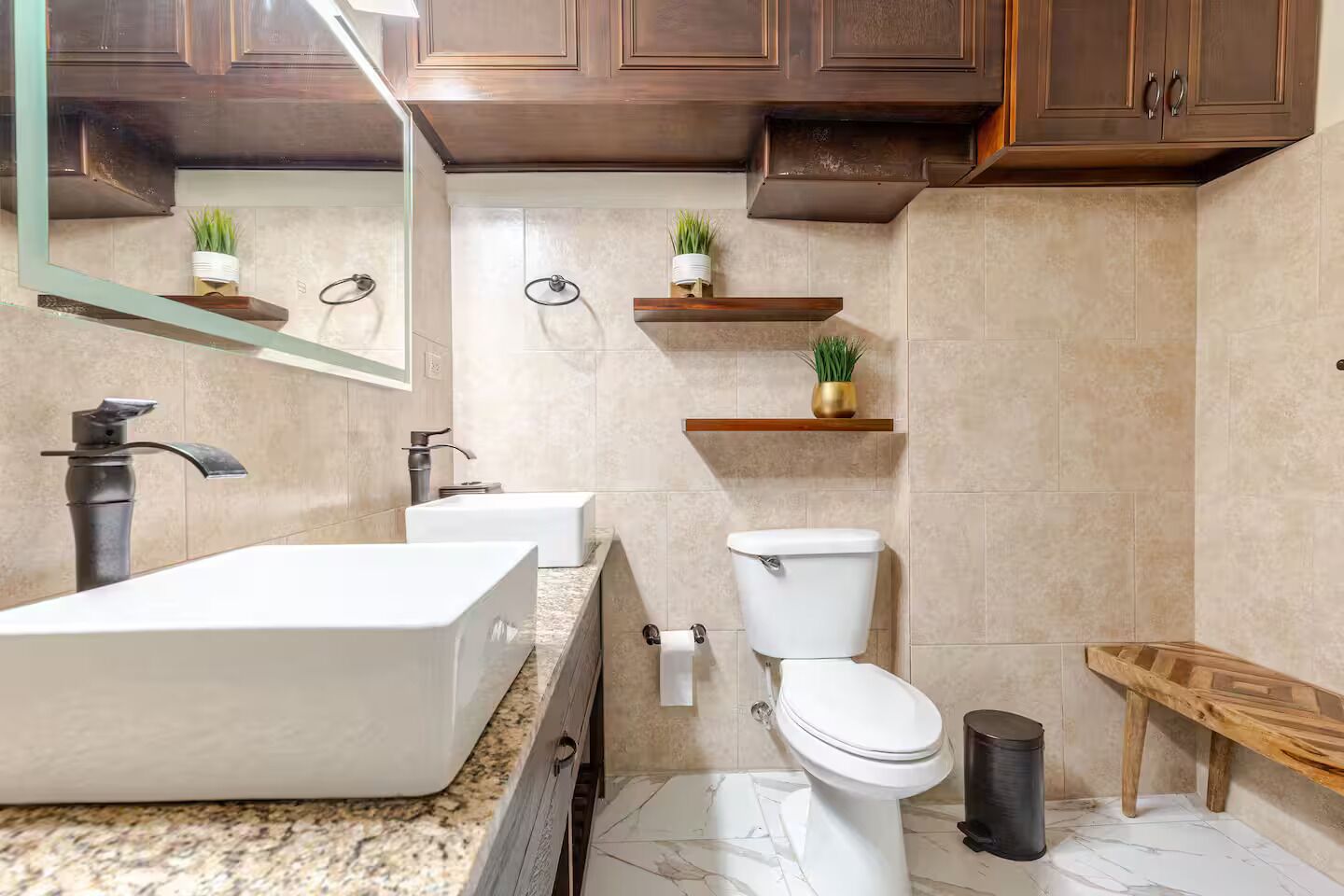 Douche, séchoir à cheveux, serviettes fournies, savon