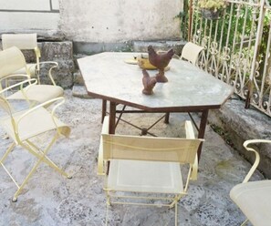 Outdoor dining - Apartment n°5 - T2 separate bedroom and bathroom (Lamalou-les-Bains)