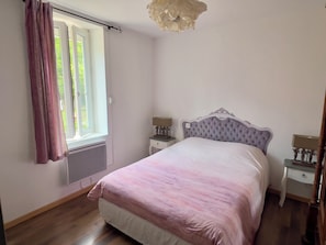 1 chambre, fer et planche à repasser, Wi-Fi, draps fournis