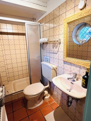 Un bagno con il water, un lavandino e una doccia.