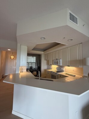 Kylskåp, mikrovågsugn, ugn och spishäll