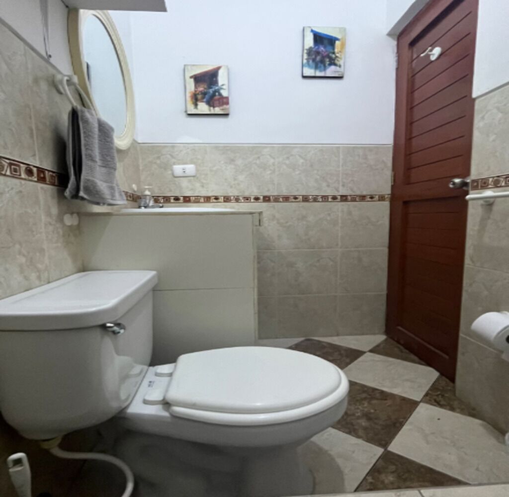 Regadera, toallas, papel de baño 