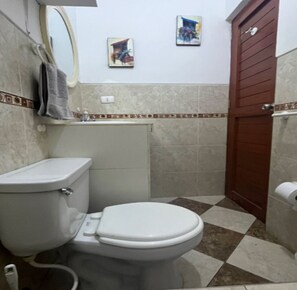 Dusche, Handtücher, Toilettenpapier