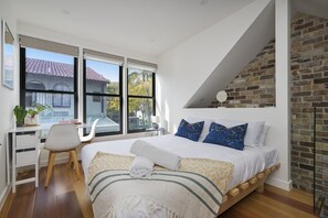 Een bureau, een strijkplank/strijkijzer, wifi, beddengoed