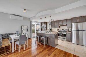 ثلاجة، ميكروويف، فرن، موقد طهي مسطح