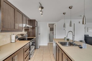 ثلاجة، ميكروويف، فرن، موقد طهي مسطح