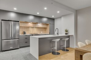 Fridge, microwave, oven, stovetop - Initial | Mountain 302 | Ski-in Ski-out MSA (Beaupré)