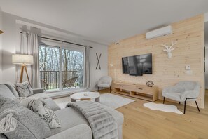 TV - Initial | Nordik 106 | Ski-in Ski-out MSA (Beaupré)