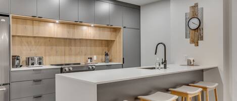 ثلاجة، ميكروويف، فرن، موقد طهي مسطح