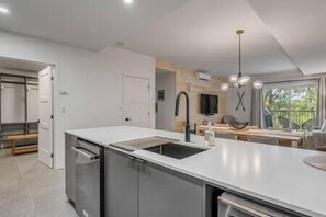 ثلاجة، ميكروويف، فرن، موقد طهي مسطح