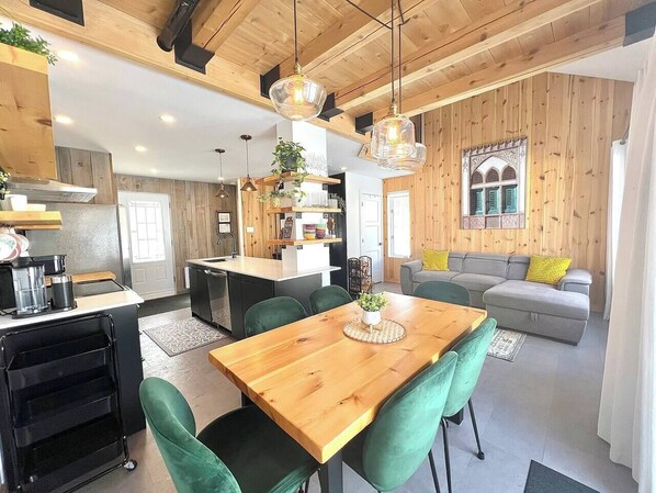 المنشأة من الداخل